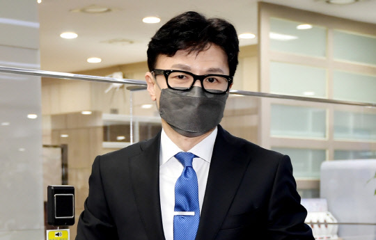 한동훈 법무부 장관 후보자가 9일 오전 인사청문회에 출석하기 위해 국회로 들어서고 있다. <연합뉴스>